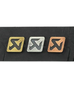 Pin's logo en relief AKRAPOVIC
