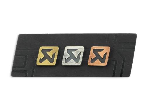 Pin's logo en relief AKRAPOVIC