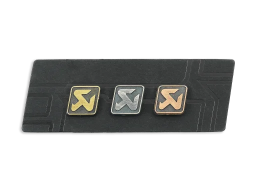 Pin's logo en creux AKRAPOVIC