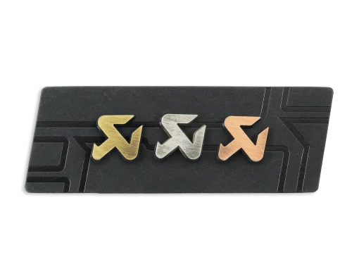 Pin's logo découpé AKRAPOVIC